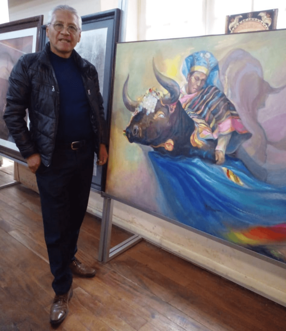Ricardo Rocha Guzman junto a una obra